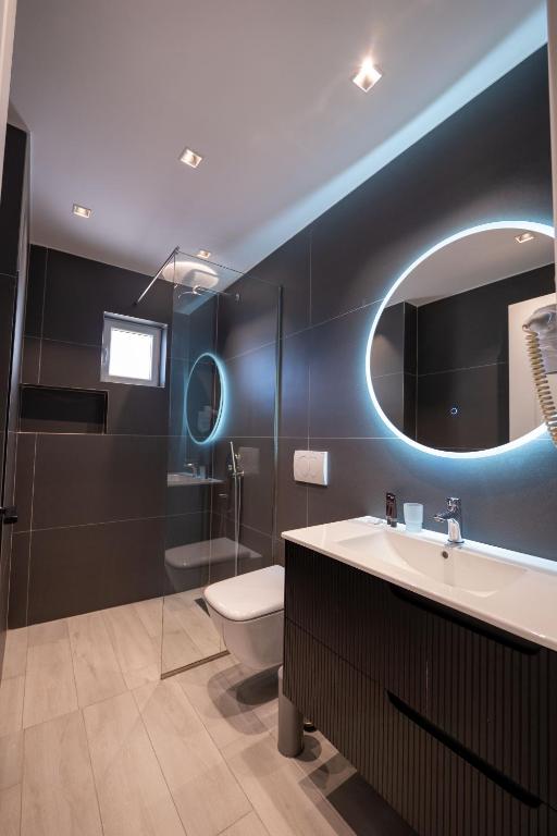 Deluxe Double Room with Side Sea View