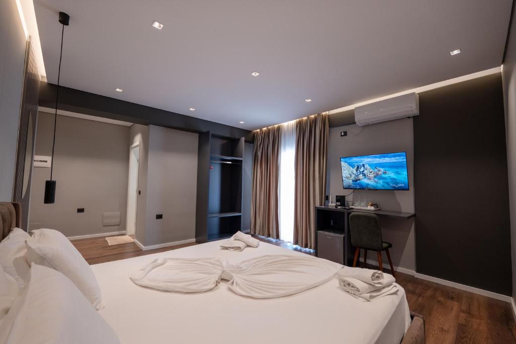 Deluxe Double Room with Side Sea View