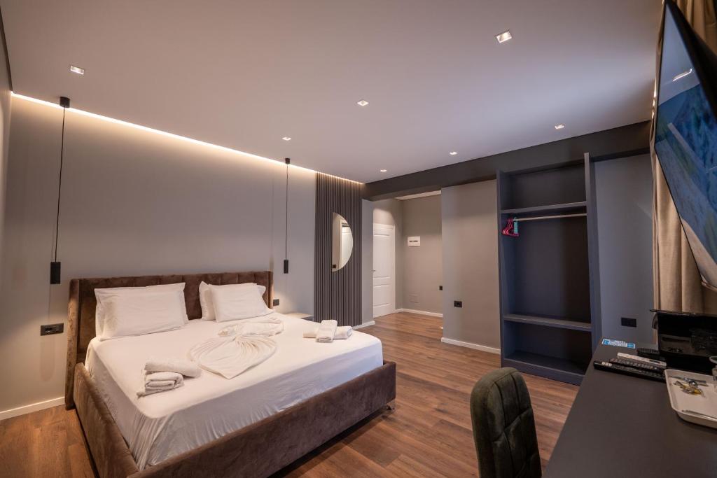 Deluxe Double Room with Side Sea View